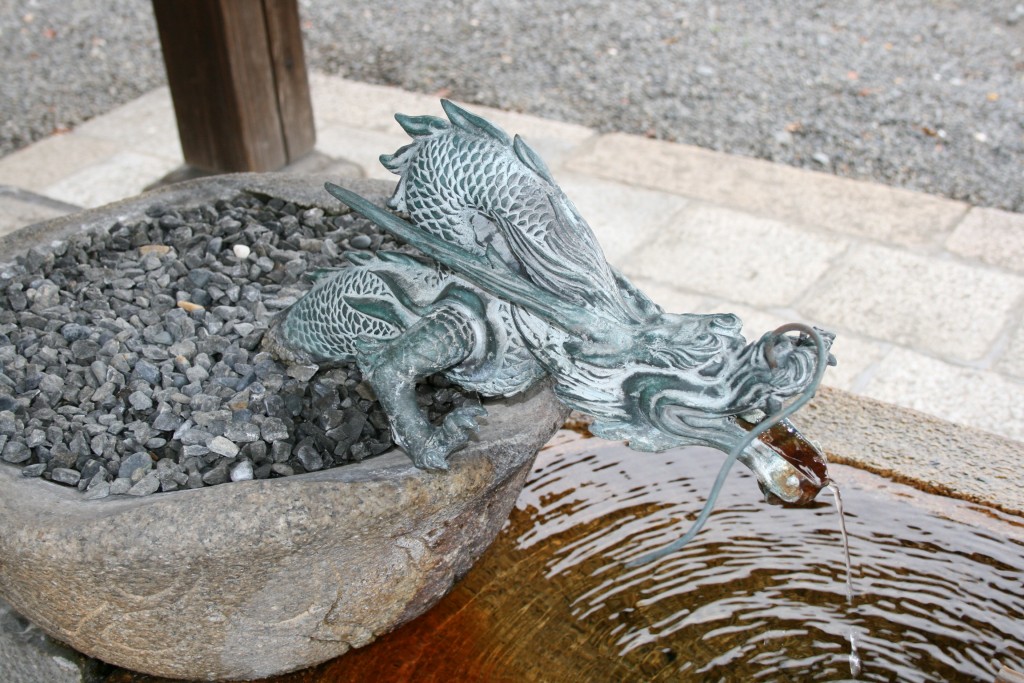 Kyoto - drak z fontány s vodou