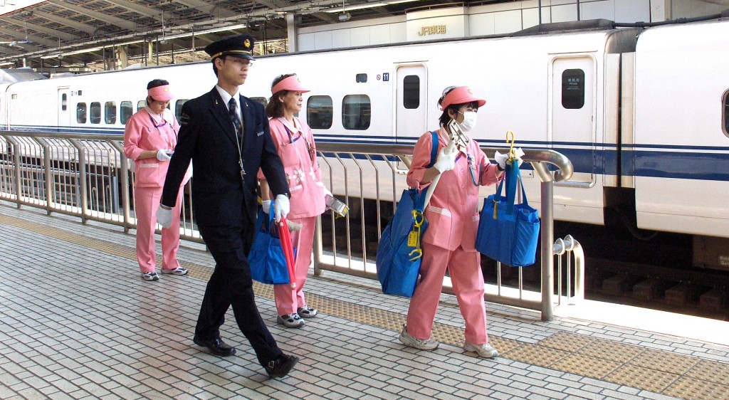 Tokyo - personál vlaku Shinkansen